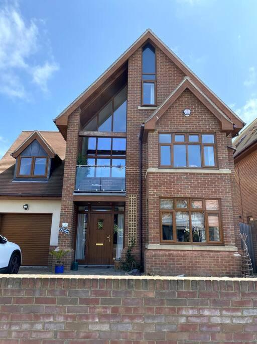 Stylish Contemporary Seaside With 5 Bedrooms, Sea View, Parking And Ev Point *