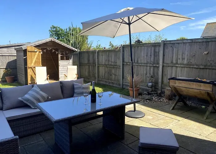 Stylish Contemporary Seaside Holiday Home With 5 Bedrooms, Sea View, Parking And Ev Point