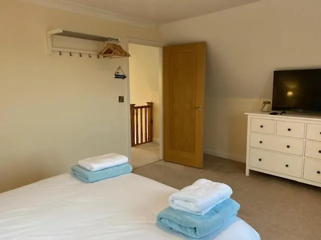 Stylish Contemporary Seaside Holiday Home With 5 Bedrooms, Sea View, Parking And Ev Point