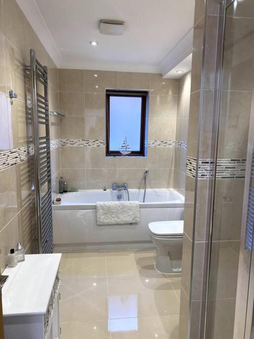 Stylish Contemporary Seaside With 5 Bedrooms, Sea View, Parking And Ev Point Holiday home *