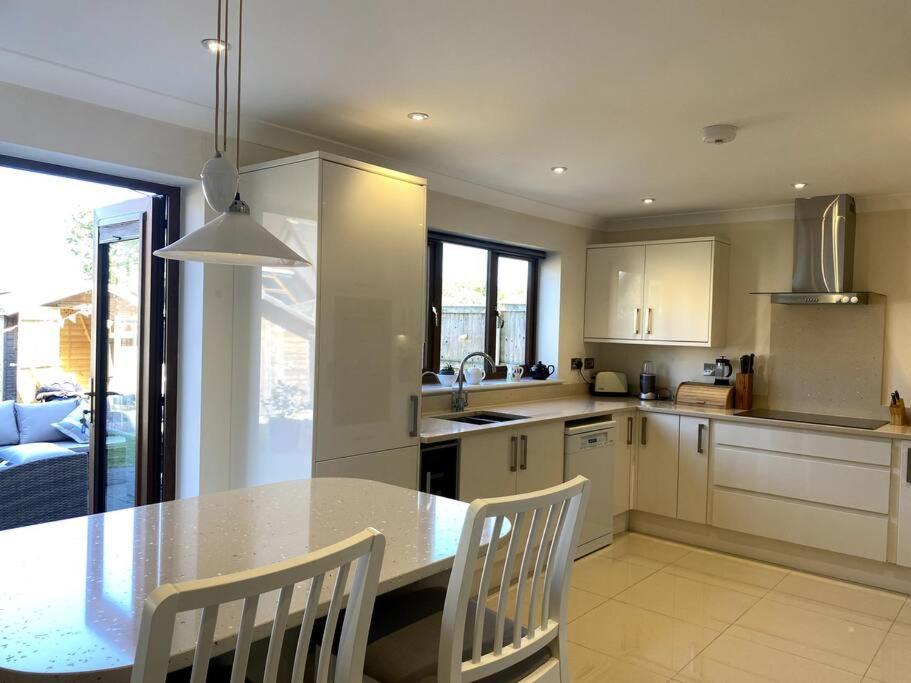 Stylish Contemporary Seaside With 5 Bedrooms, Sea View, Parking And Ev Point