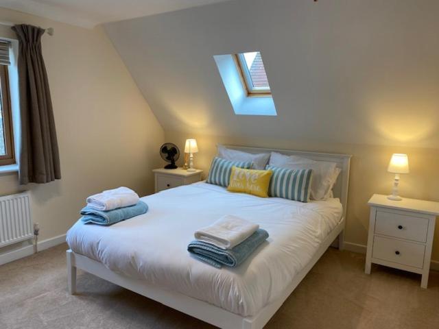 Stylish Contemporary Seaside With 5 Bedrooms, Sea View, Parking And Ev Point *