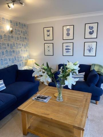 Stylish Contemporary Seaside With 5 Bedrooms, Sea View, Parking And Ev Point